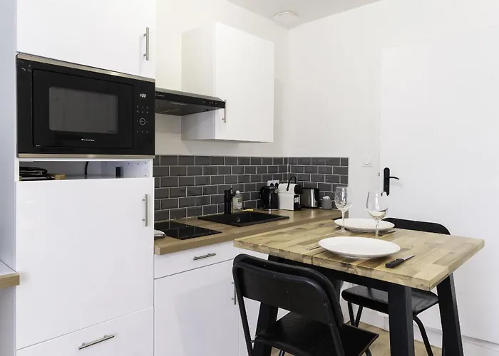 Segre Centre ✰ Studio ✰ 24M² ✰ Cuisne ✰ Wifi ✰ Tout Neuf!